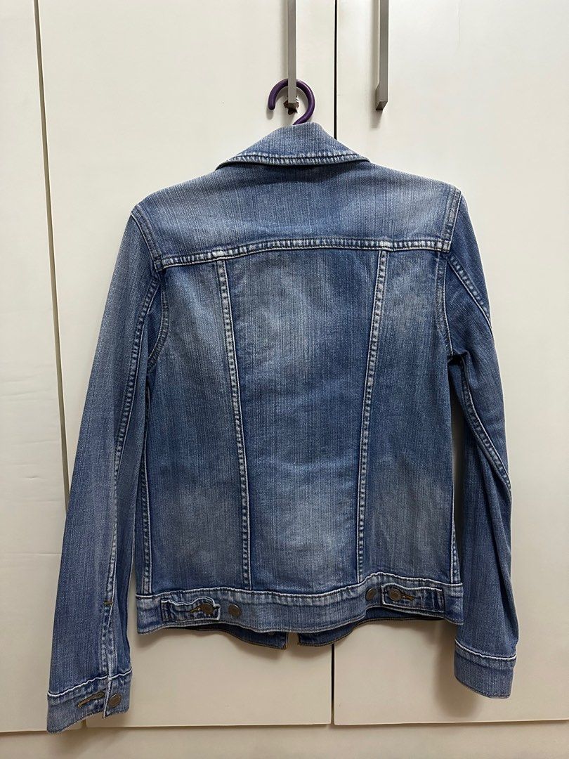Levi’s Women’s Denim Jacket (Category: Coats, Jackets and Outerwear) located in Manila. Submitted by getreadyandeclutter (Listing ID 1412942067, Image 3). Description: - Denim Jacket - Tight-fitting - Store bought for ₱5000 - XS-S.