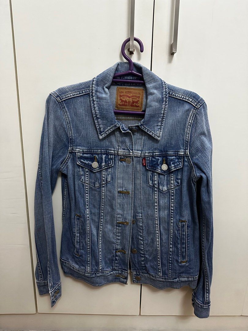 Levi’s Women’s Denim Jacket (Category: Coats, Jackets and Outerwear) located in Manila. Submitted by getreadyandeclutter (Listing ID 1412942067, Image 1). Description: - Denim Jacket - Tight-fitting - Store bought for ₱5000 - XS-S.