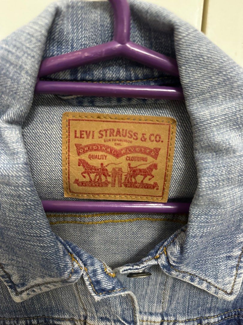 Levi’s Women’s Denim Jacket (Category: Coats, Jackets and Outerwear) located in Manila. Submitted by getreadyandeclutter (Listing ID 1412942067, Image 2). Description: - Denim Jacket - Tight-fitting - Store bought for ₱5000 - XS-S.