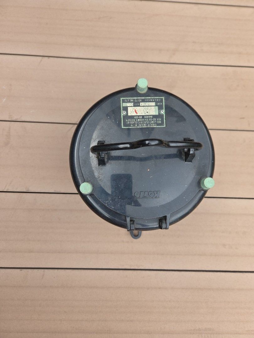 Light (Category: Exterior Lighting) located in Singapore. Submitted by cqchc (Listing ID 1412899415, Image 3). Description: antique light .