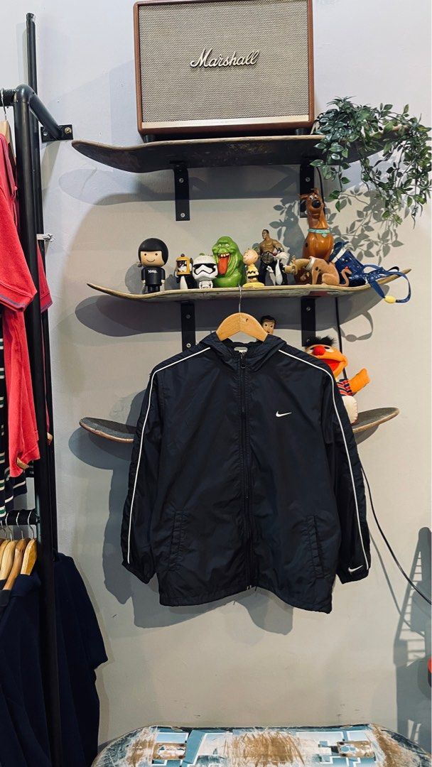 Nike Traktop (Category: Coats, Jackets and Outerwear) located in Pasir Gudang. Submitted by thr.ifthings (Listing ID 1412948741, Image 1). Description: ❗️Nike Traktop ❗️ 📏PIT 20.5 LABUH 25 ♻️CONDITION 9/10 POSTAGE/PICKUP 📍FTH STORE (WAZE/GOOGLE MAPS) DEAL VIA MARKET PLACE CAROUSELL.