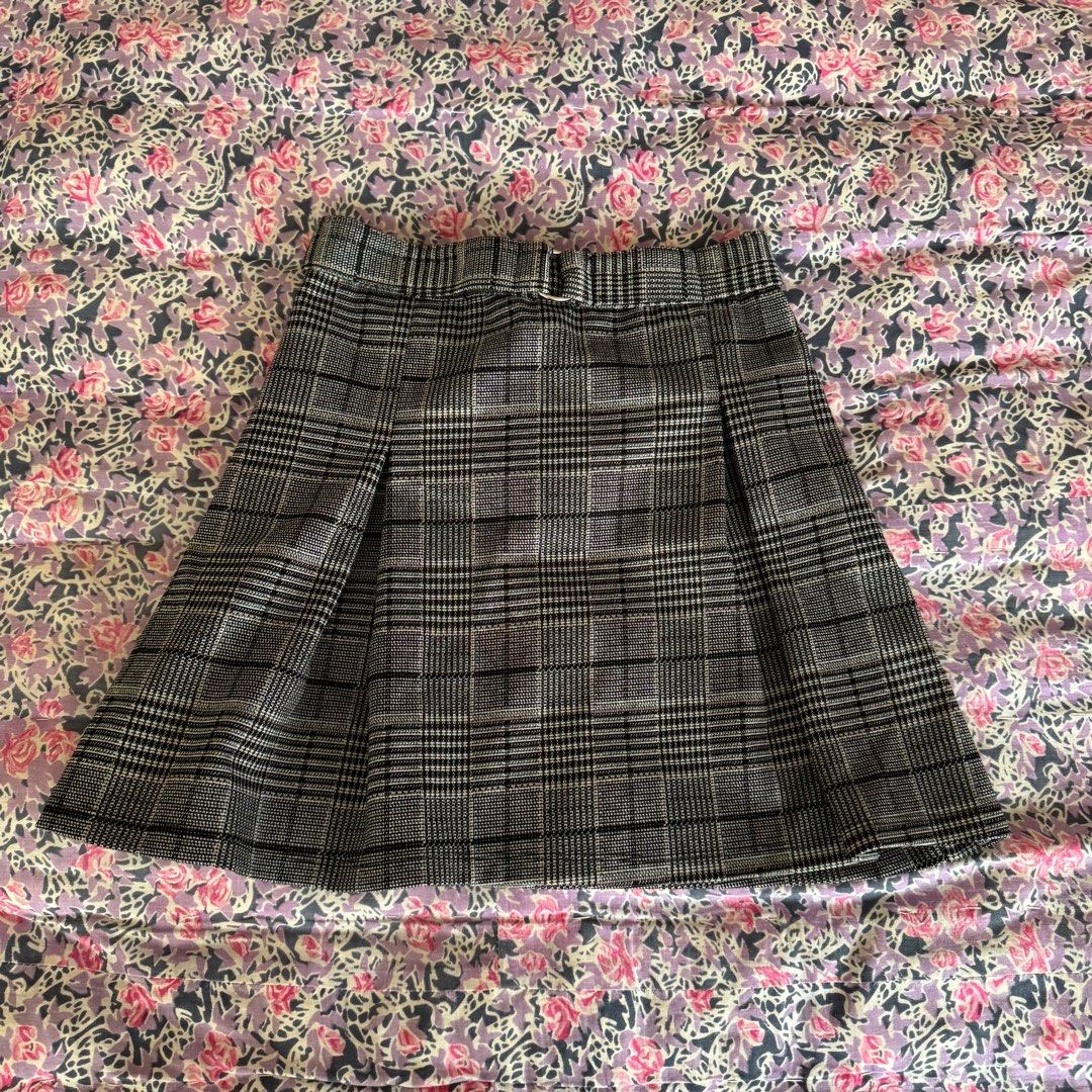 plaid gray two-piece coordinates set (Category: Sets or Coordinates) located in San Pablo. Submitted by aceinorv (Listing ID 1412938306, Image 2). Description: 🩶 fits xs–s frames 🩶 garterized for a comfy, flattering fit 🩶 idol vibes ✨ ‼️ must grab as a set – pieces sold together 🏷️ coords.