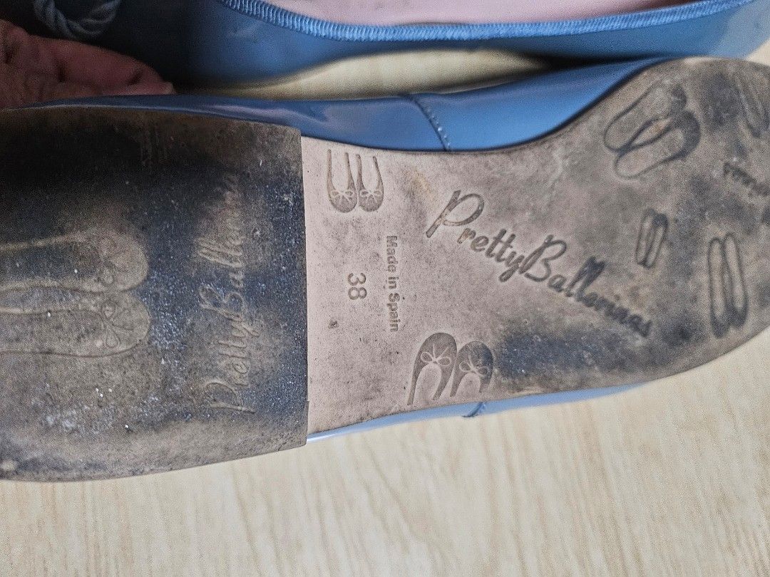 Pretty Ballerinas Blue Flats Size 38 (Category: Flats & Sandals) located in Makati City. Submitted by shopdoc (Listing ID 1412935772, Image 3). Description: - Pretty Ballerinas flats - signs of usage insole with some.dirt and minimal.peeling left shoe - Light blue color - Size 38 - Rope bow detail - Style: Rosario Shade Cielito - Made in Spain.