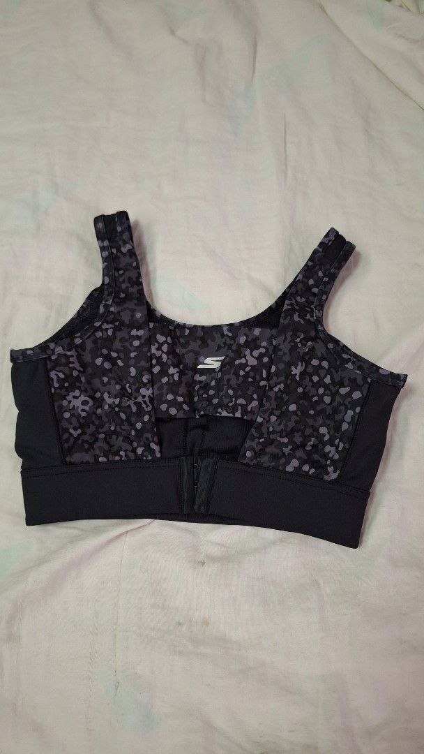 Skechers Sports Bra - Medium (Category: Activewear) located in Marikina City. Submitted by thesecondroomph (Listing ID 1412946327, Image 2). Description: Size M Sketchers Used 1-2 times but doesnt fit well.