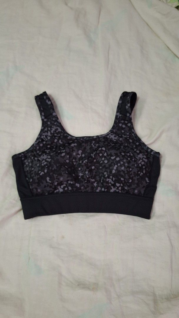 Skechers Sports Bra - Medium (Category: Activewear) located in Marikina City. Submitted by thesecondroomph (Listing ID 1412946327, Image 1). Description: Size M Sketchers Used 1-2 times but doesnt fit well.