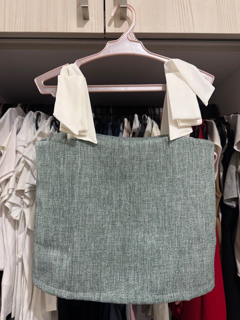 Sleeveless Top (Category: Sleeveless) located in Pasig City. Submitted by jilly613 (Listing ID 1413004815, Image 2). Description: This retails for around 2k. Barely used. Looks good as new. I do not do meet ups.