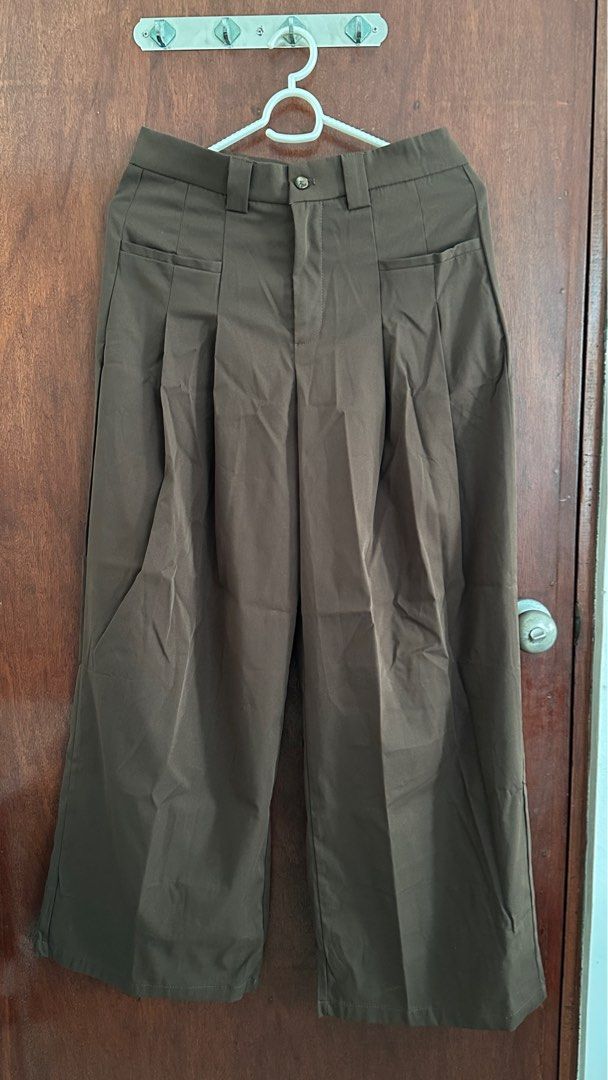 SWAVVY Wide Leg Trousers (Category: Trousers) located in Manila. Submitted by rgnkyle (Listing ID 1412895582, Image 3). Description: SWAVVY wide-leg trousers Pleated front design Size: Small (See size chart for dimensions) RFS: Wrong size Bought for Php 990.
