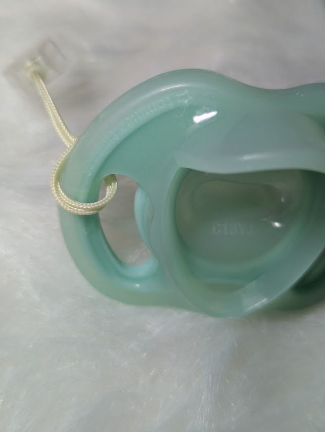 Tommee Tippee (Category: Soothers & Pacifiers) located in Mandaluyong City. Submitted by shopnstyle_online (Listing ID 1412972292, Image 2). Description: Tommee Tippee Natural Latex Soother 0-12 mos HIGHLIGHTS: 100% natural latex: The soother baglet is made from 100% natural latex rubber, a soft and flexible material which mimics the natural feel of a mums breast. Round cherry-shaped baglet: Imitates the shape of a bottle teat or nipple to encour