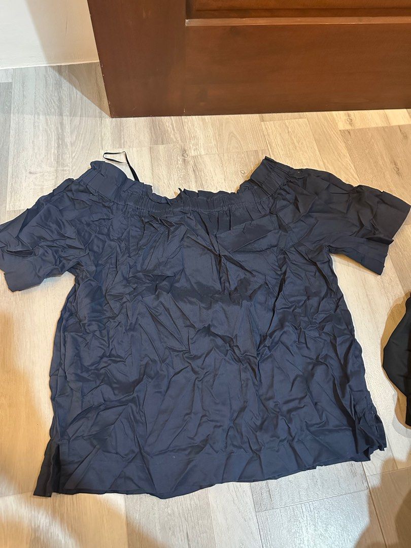 Uniqlo Navy Off-Shoulder Top (Category: Others Tops) located in Manila. Submitted by yotesdg (Listing ID 1412990538, Image 2). Description: - Navy off-shoulder top - Short sleeves - Lightweight fabric - Perfect for casual wear.
