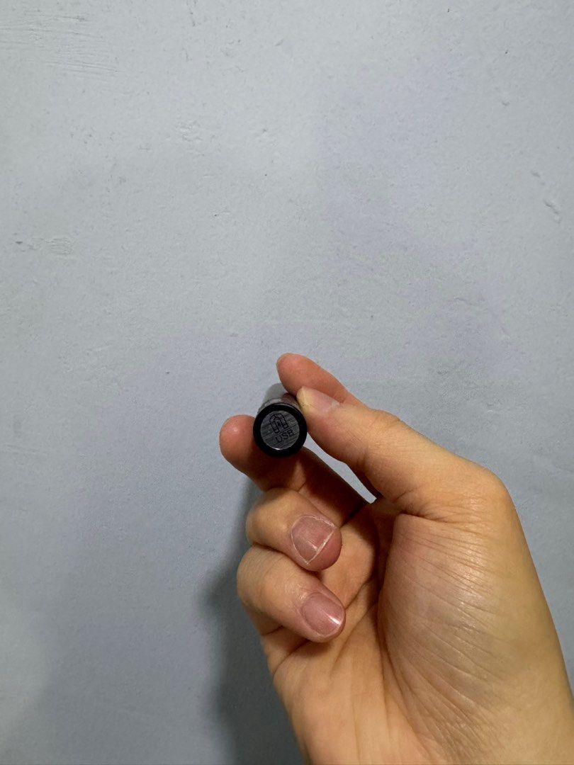 USB Rechargeable Laser Pointer (Category: Other Gadgets) located in Kuala Lumpur. Submitted by charles98978 (Listing ID 1412883246, Image 2). Description: - USB rechargeable laser pointer - Sleek black body with silver clip - Easy button activation - Compact and portable design - Convenient USB charging.
