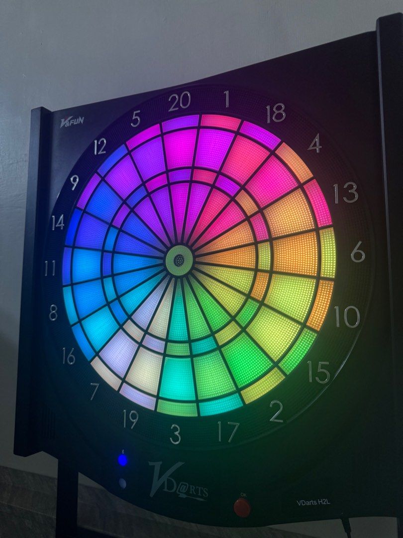 📌【二手出售｜VDarts H2L 電子飛鏢靶＋架子＋6隻公標】 藍芽app發光飛鏢靶
