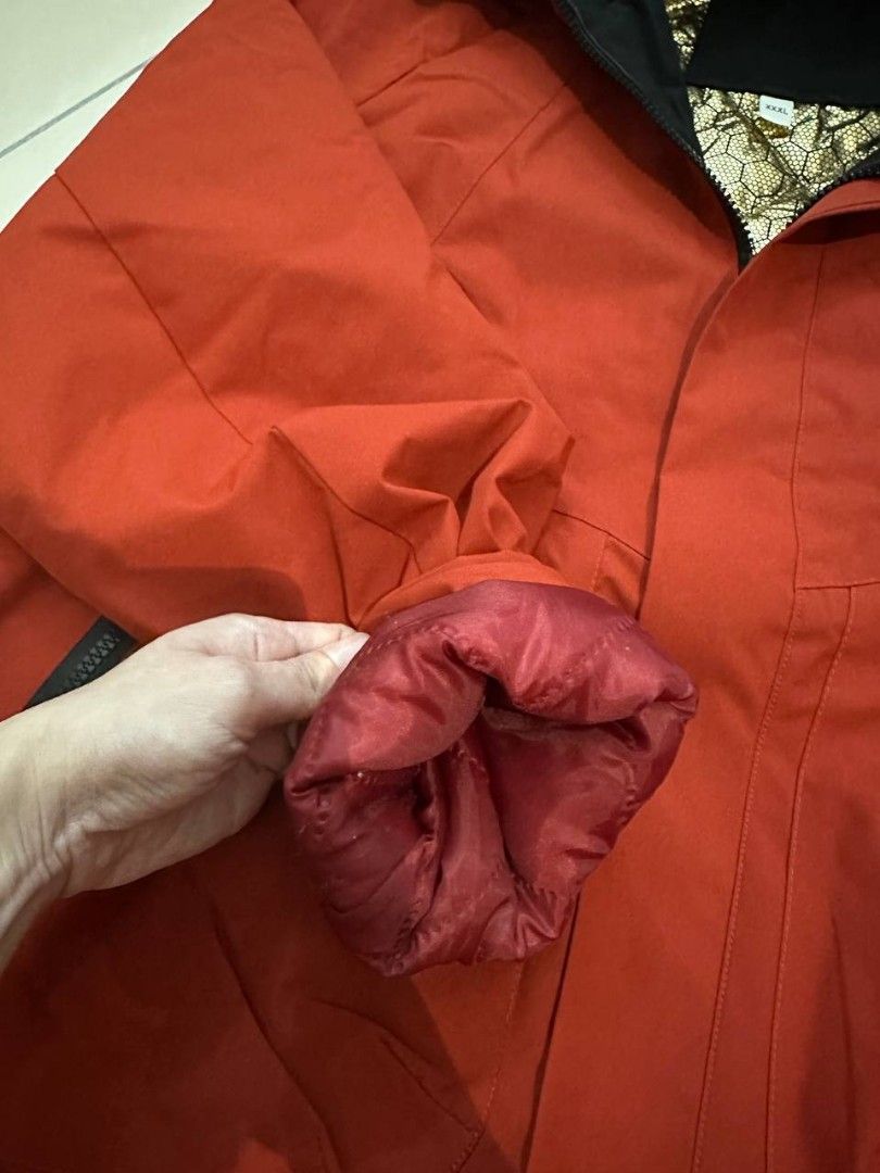 Winter Jacket (Category: Coats, Jackets and Outerwear) located in Seri Kembangan. Submitted by gracexy (Listing ID 1413032311, Image 2). Description: - Suitable for 10°C to -10°C .