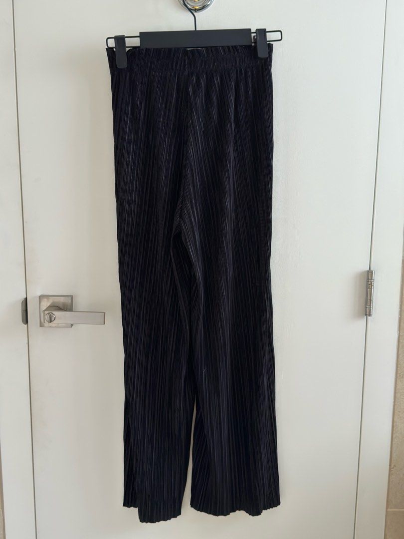 Zara pleated trousers (Category: Other Bottoms) located in Mandaluyong City. Submitted by clearanceaa (Listing ID 1412918247, Image 2). Description: Size small Color black Now flaws. Garterized waist.