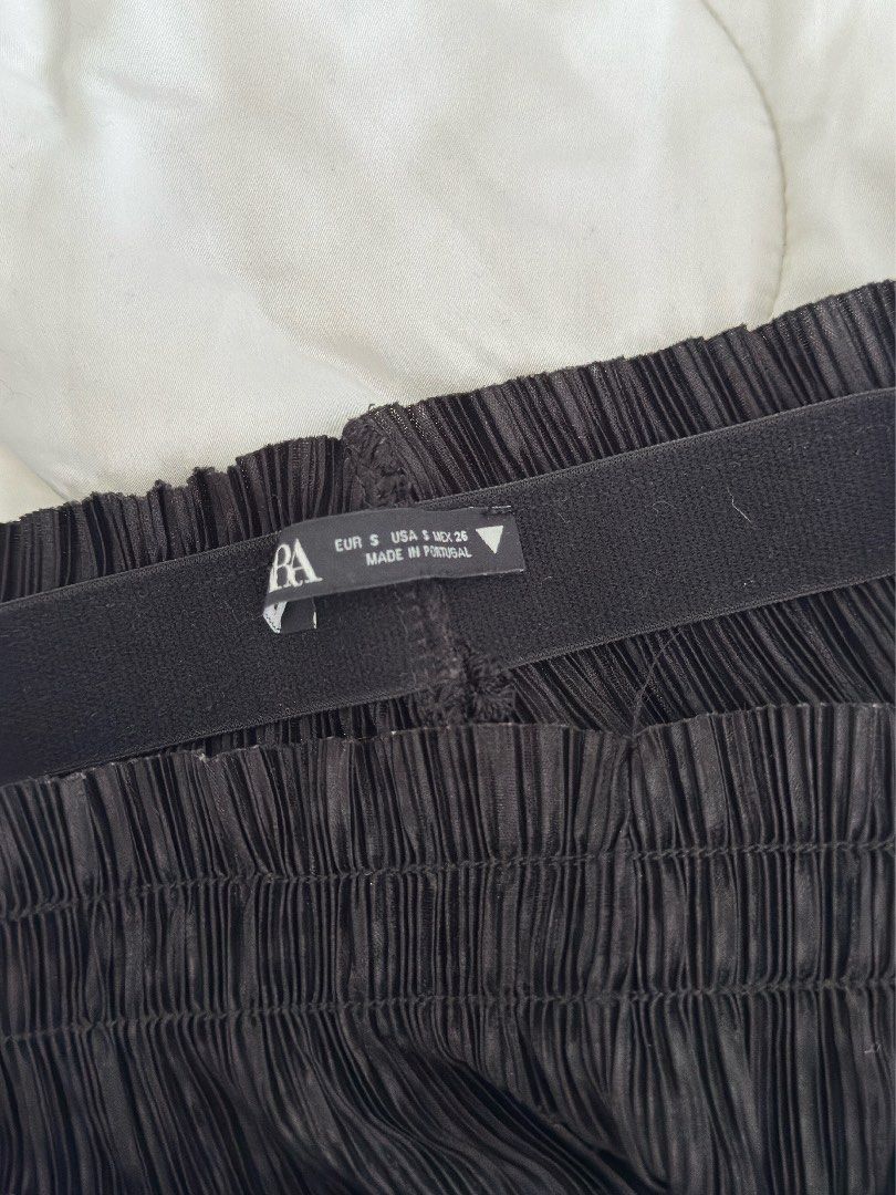Zara pleated trousers (Category: Other Bottoms) located in Mandaluyong City. Submitted by clearanceaa (Listing ID 1412918247, Image 3). Description: Size small Color black Now flaws. Garterized waist.