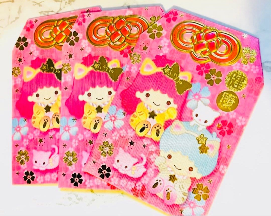 現貨🧧( 3個) 和風御守燙金利是封 正版 SANRIO LITTLE TWIN STAR公仔 LITTLE TWINS STAR利是封 CARTOON LUNAR CHINESE NEW YEAR GIFT JAPANESE LUCKY BAG RED POCKET WEDDING BIRTHDAY GIFT 卡通 雙子星 小天使 日式和風 吉祥 幸福幸運 ㊗️福 新年 賀年 祝福 健康御守護身符 燙金花紋利是封 紅包 百日宴 結婚 婚禮 禮封 收藏珍藏品 （分類：其他周邊）位於 Hong Kong。 由 swroom 提交（商品編號 1414732810，圖片 2）。簡介： 🧧$45 ( 3個 ) ，全新 🎁節日銷情迅速請早訂購，售完即止‼️ 🛍更多卡通精品玩具FOLLOW US ： carousell.com/swroom 📥INBOX 購買請提供以下資料 ： ▫️付款方式 : PAYME / FPS / ALIPAYHK ▫️郵寄方式： 📮 $5 up 本地平郵 ( 