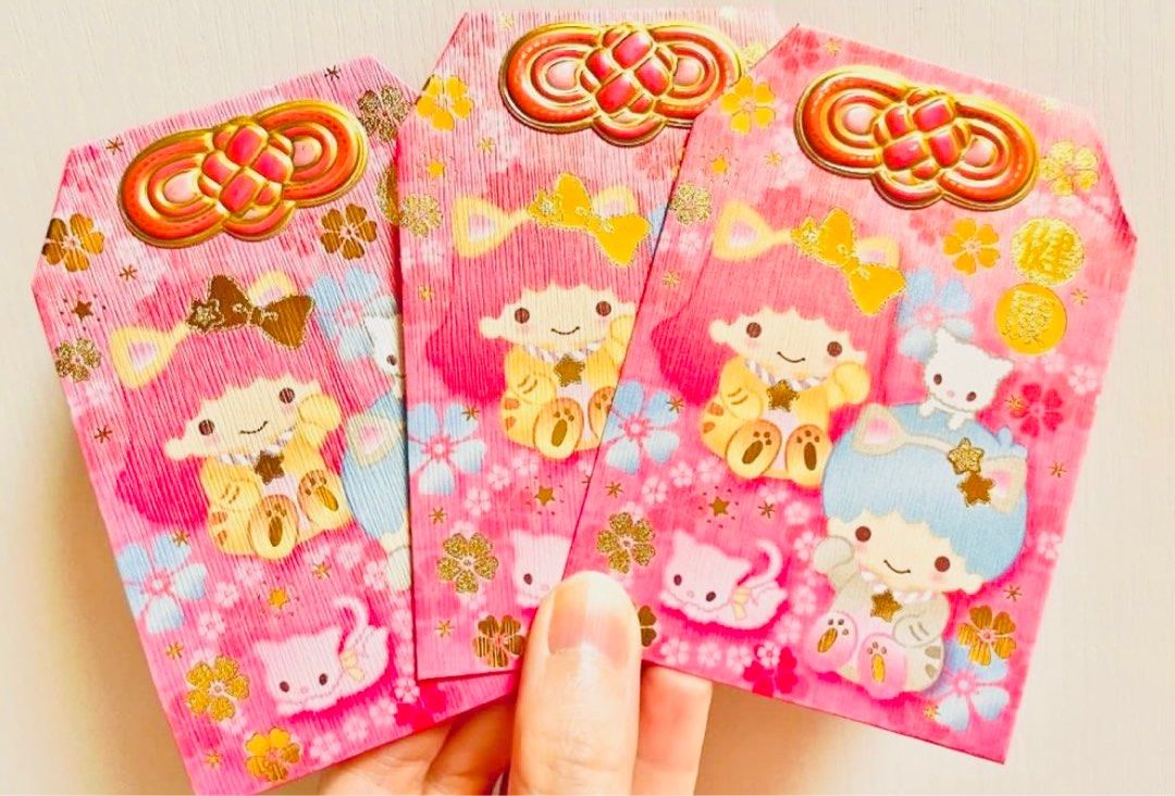 現貨🧧( 3個) 和風御守燙金利是封 正版 SANRIO LITTLE TWIN STAR公仔 LITTLE TWINS STAR利是封 CARTOON LUNAR CHINESE NEW YEAR GIFT JAPANESE LUCKY BAG RED POCKET WEDDING BIRTHDAY GIFT 卡通 雙子星 小天使 日式和風 吉祥 幸福幸運 ㊗️福 新年 賀年 祝福 健康御守護身符 燙金花紋利是封 紅包 百日宴 結婚 婚禮 禮封 收藏珍藏品 （分類：其他周邊）位於 Hong Kong。 由 swroom 提交（商品編號 1414732810，圖片 1）。簡介： 🧧$45 ( 3個 ) ，全新 🎁節日銷情迅速請早訂購，售完即止‼️ 🛍更多卡通精品玩具FOLLOW US ： carousell.com/swroom 📥INBOX 購買請提供以下資料 ： ▫️付款方式 : PAYME / FPS / ALIPAYHK ▫️郵寄方式： 📮 $5 up 本地平郵 ( 