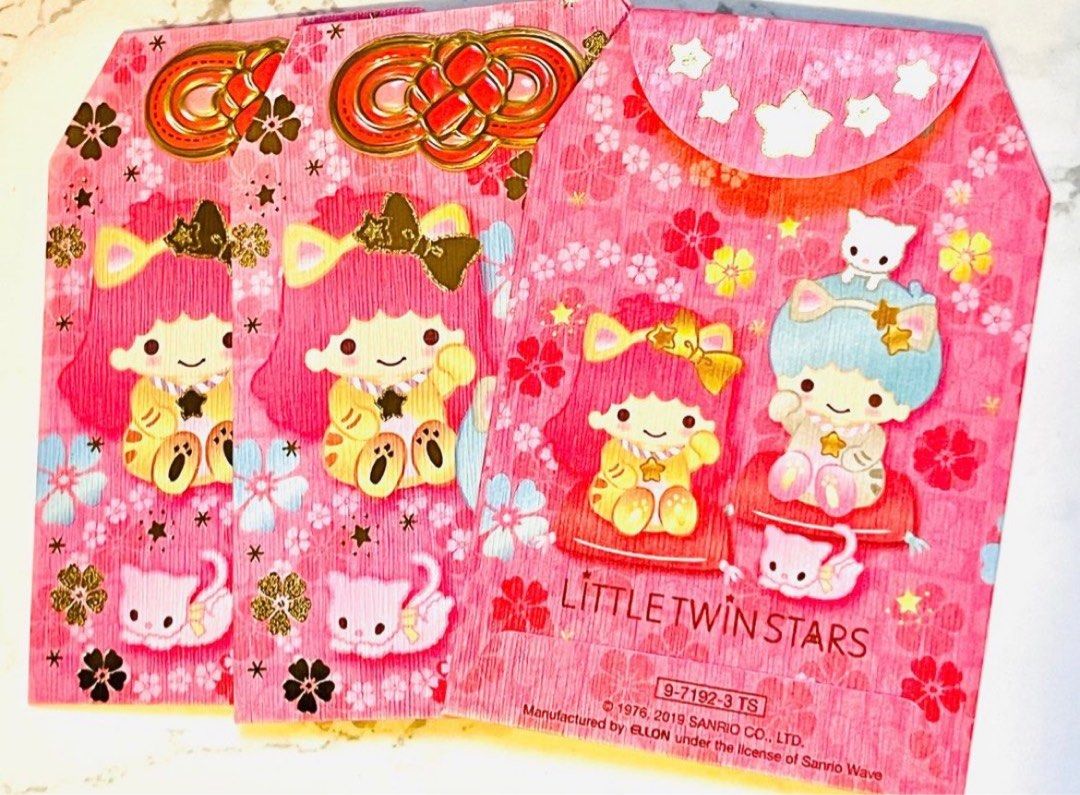 現貨🧧( 3個) 和風御守燙金利是封 正版 SANRIO LITTLE TWIN STAR公仔 LITTLE TWINS STAR利是封 CARTOON LUNAR CHINESE NEW YEAR GIFT JAPANESE LUCKY BAG RED POCKET WEDDING BIRTHDAY GIFT 卡通 雙子星 小天使 日式和風 吉祥 幸福幸運 ㊗️福 新年 賀年 祝福 健康御守護身符 燙金花紋利是封 紅包 百日宴 結婚 婚禮 禮封 收藏珍藏品 （分類：其他周邊）位於 Hong Kong。 由 swroom 提交（商品編號 1414732810，圖片 3）。簡介： 🧧$45 ( 3個 ) ，全新 🎁節日銷情迅速請早訂購，售完即止‼️ 🛍更多卡通精品玩具FOLLOW US ： carousell.com/swroom 📥INBOX 購買請提供以下資料 ： ▫️付款方式 : PAYME / FPS / ALIPAYHK ▫️郵寄方式： 📮 $5 up 本地平郵 ( 