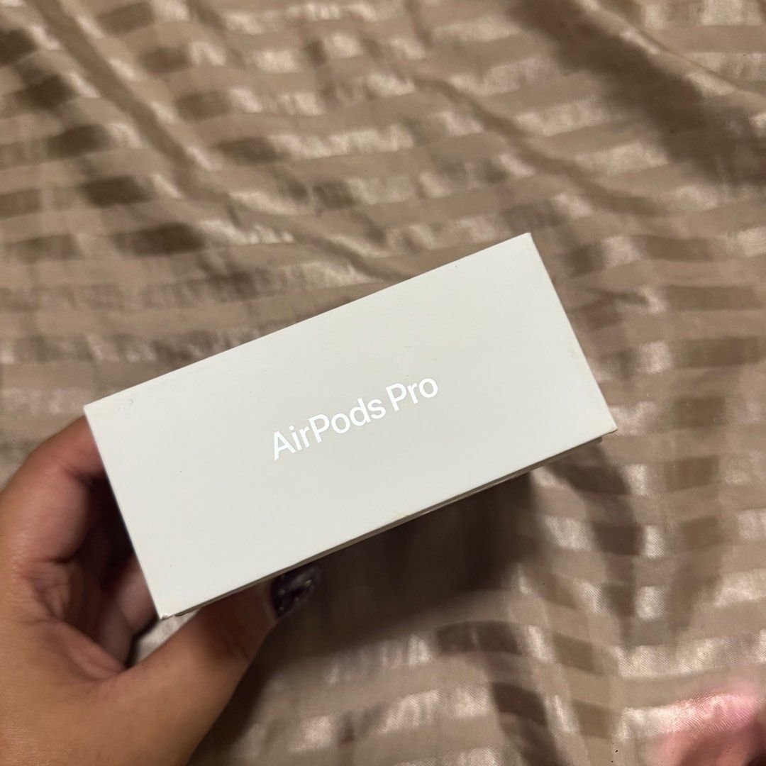 apple airpods pro 2 (magsafe case) right pod only (Category: Earphones) located in Lipa City. Submitted by aye.nah (Listing ID 1414815979, Image 2). Description: ᝰ apple airpods pro 2 [ bought fr beyond the box orange app last nov 2024. can show proof/screenshot ] — ₱7,995 + sf & pf half price ng srp pro 2 but still nego if SURE BUYER. • still in good condition ! x sensi • missing left bud but u can buy just one airpod thru apple services like po