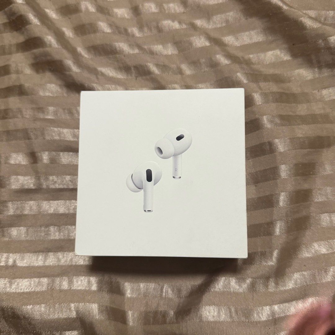 apple airpods pro 2 (magsafe case) right pod only (Category: Earphones) located in Lipa City. Submitted by aye.nah (Listing ID 1414815979, Image 1). Description: ᝰ apple airpods pro 2 [ bought fr beyond the box orange app last nov 2024. can show proof/screenshot ] — ₱7,995 + sf & pf half price ng srp pro 2 but still nego if SURE BUYER. • still in good condition ! x sensi • missing left bud but u can buy just one airpod thru apple services like po