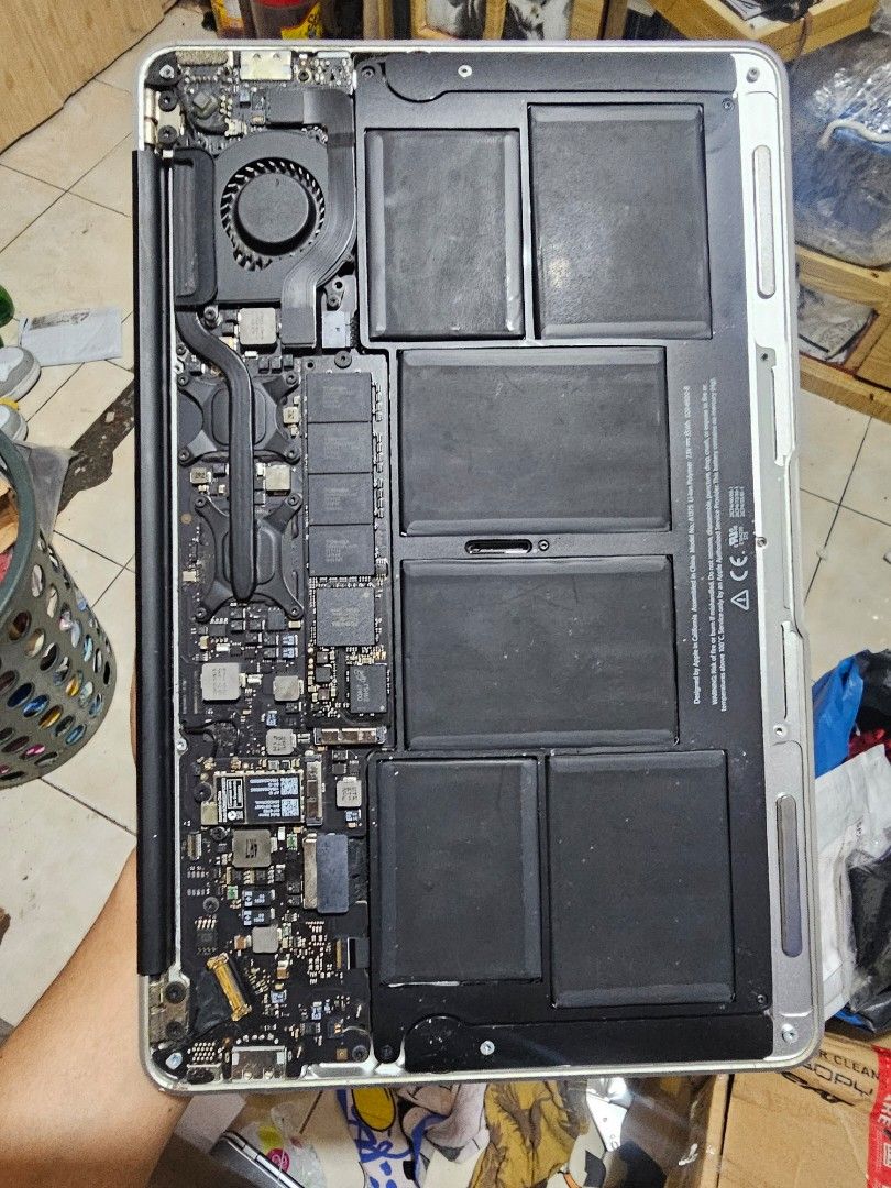 Apple Macbook Air defective (Category: Laptops & Notebooks) located in Bacoor. Submitted by ginaxis15 (Listing ID 1414697656, Image 3). Description: DEFECTIVE MAGBASA Macbook air Last price: 1200 issue: lcd, keyboard and battery unit only specs hindi ko alam since meron password for pickup molino bacoor cavite 09911820458.