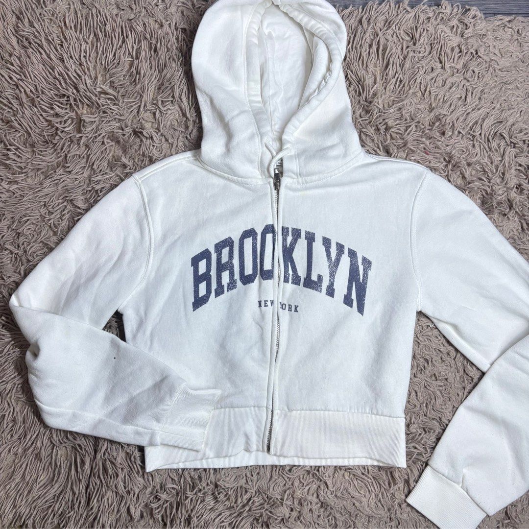 Bershka Cropped Hoodie (Category: Coats, Jackets and Outerwear) located in Manila. Submitted by declutterwithroycie (Listing ID 1414758986, Image 2). Description: fits xs - small frame w/ minimal stain sa back ng arm but unnoticeable naman measurement in inches 𐔌՞ ܸ.ˬ.ܸ՞𐦯 length — 18 shoulder to sleeves - 27 armpit to armpit - 17 ships thru lalamove / j&t .