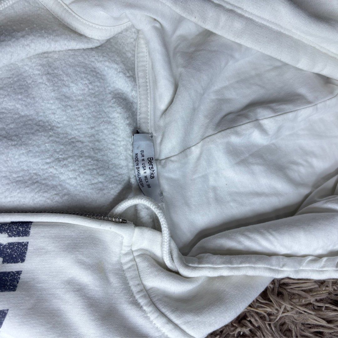 Bershka Cropped Hoodie (Category: Coats, Jackets and Outerwear) located in Manila. Submitted by declutterwithroycie (Listing ID 1414758986, Image 3). Description: fits xs - small frame w/ minimal stain sa back ng arm but unnoticeable naman measurement in inches 𐔌՞ ܸ.ˬ.ܸ՞𐦯 length — 18 shoulder to sleeves - 27 armpit to armpit - 17 ships thru lalamove / j&t .