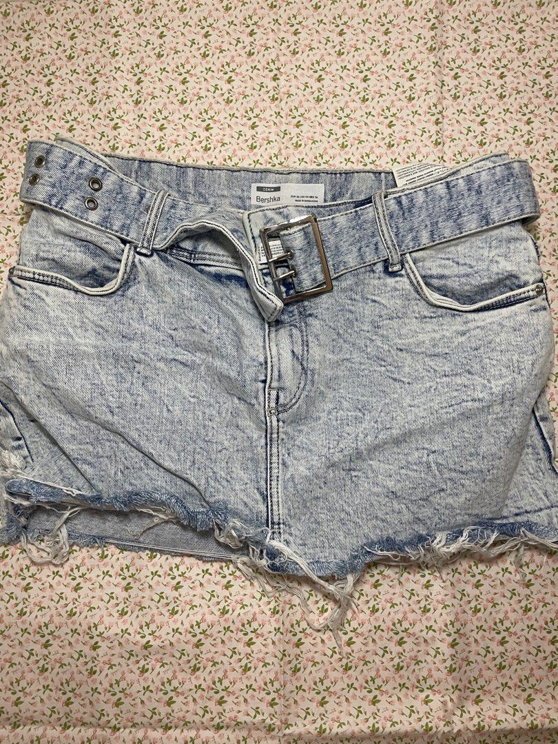 BERSHKA Denim Mini Skirt Small (Category: Skirts) located in Pasay City. Submitted by lastwrods (Listing ID 1414650076, Image 1). Description: .