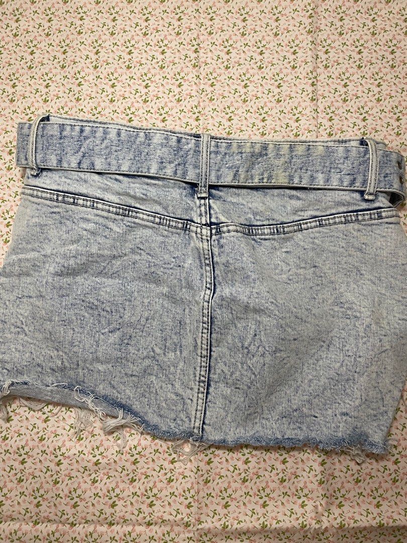 BERSHKA Denim Mini Skirt Small (Category: Skirts) located in Pasay City. Submitted by lastwrods (Listing ID 1414650076, Image 3). Description: .