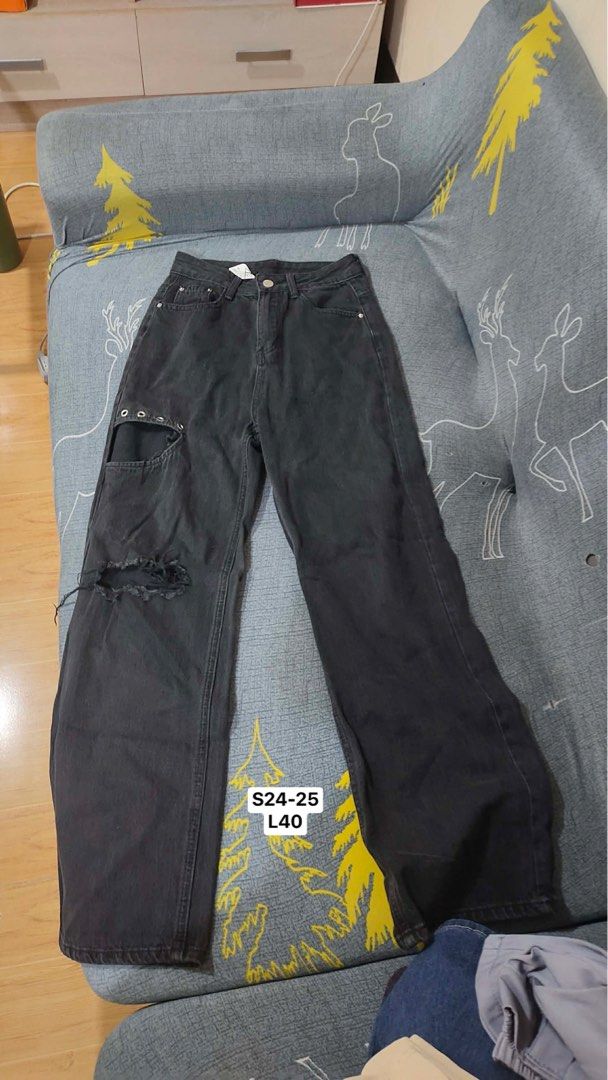 Black Baggy Pants (Category: Jeans) located in Caloocan City. Submitted by declutternation (Listing ID 1414795164, Image 1). Description: Black na black in person Hard denim (makapal) Ripped design -NO ISSUE/DAMAGE.
