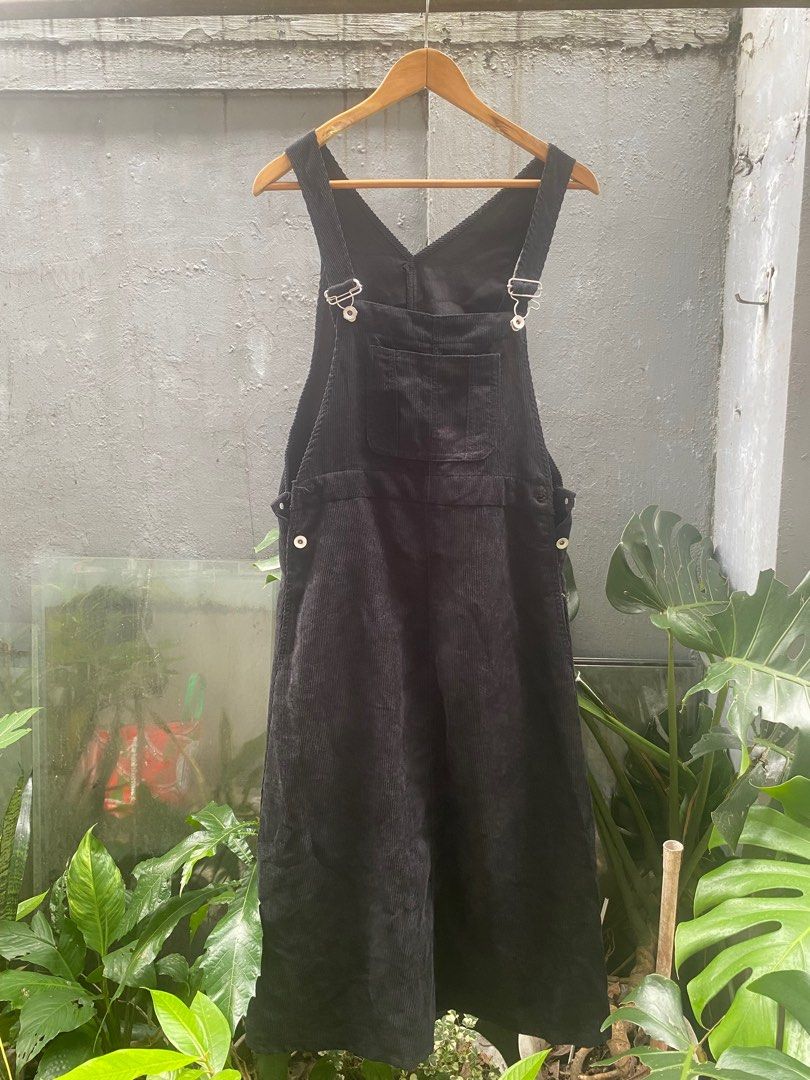 Black Corduroy Overalls - size 32-33 (Category: Jumpsuits) located in Makati City. Submitted by secondhand.bayonets (Listing ID 1414707241, Image 2). Description: - Black corduroy overalls - Adjustable straps - Convenient pockets - Relaxed fit - Stylish V-neck design - Durable metal hardware - Mid-calf length - Suitable for various weather conditions.