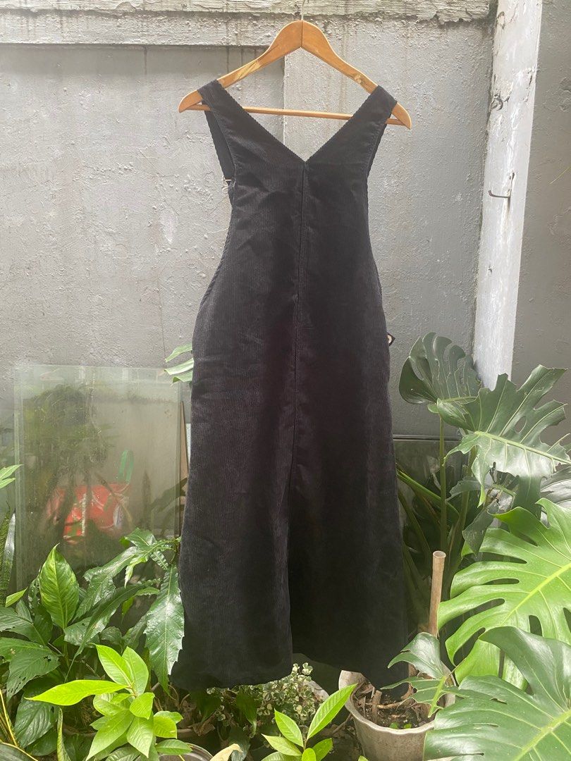 Black Corduroy Overalls - size 32-33 (Category: Jumpsuits) located in Makati City. Submitted by secondhand.bayonets (Listing ID 1414707241, Image 1). Description: - Black corduroy overalls - Adjustable straps - Convenient pockets - Relaxed fit - Stylish V-neck design - Durable metal hardware - Mid-calf length - Suitable for various weather conditions.