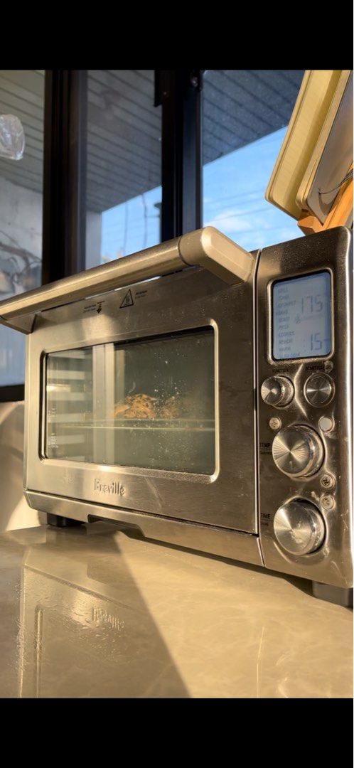 Breville Smart Oven (Category: Ovens & Toasters) located in Quezon City. Submitted by crisgooo (Listing ID 1414776324, Image 3). Description: - Breville Smart Oven - Stainless steel finish - Digital display - Adjustable temperature controls - Includes baking tray - Perfect for baking and small cooking tasks - In good working condition.