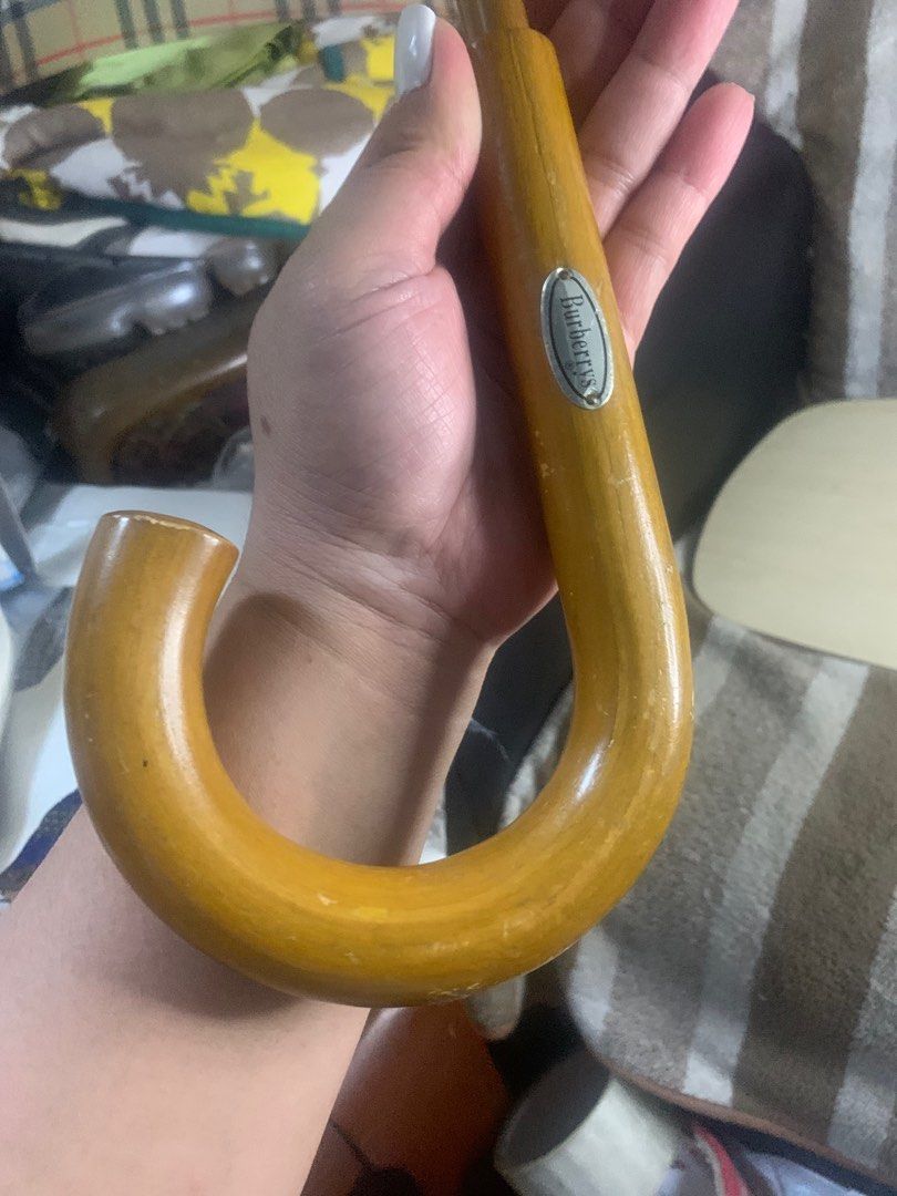 Burberry vintage umbrella (Category: Umbrellas) located in Cabanatuan. Submitted by mjluxxejapan (Listing ID 1414772263, Image 2). Description: Fixed price wooden ung handle body Medyo malaki Pwede sharing .nylon maganda Malinis matibay.authentic from japan may crack lng ung wood s handle Pero Di nkaapekto s pggamit maayos n maayos p Pls bawal s maselan .