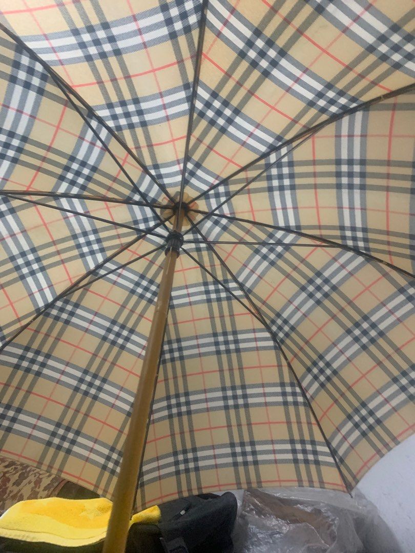 Burberry vintage umbrella (Category: Umbrellas) located in Cabanatuan. Submitted by mjluxxejapan (Listing ID 1414772263, Image 3). Description: Fixed price wooden ung handle body Medyo malaki Pwede sharing .nylon maganda Malinis matibay.authentic from japan may crack lng ung wood s handle Pero Di nkaapekto s pggamit maayos n maayos p Pls bawal s maselan .