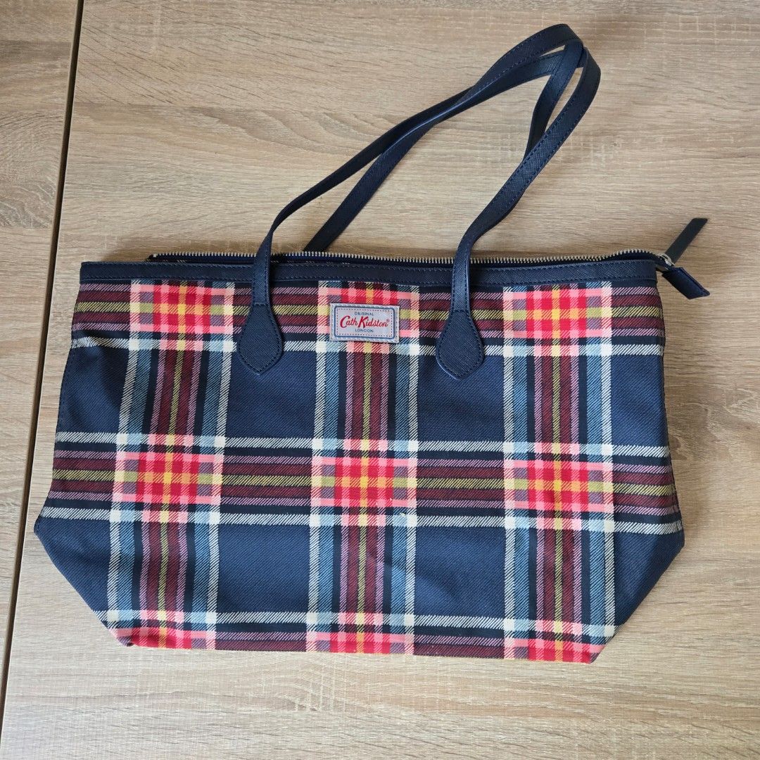 Cath Kidston 紅藍色格紋手提袋 （分類：單肩包）位於 Hong Kong。 由 tataritina 提交（商品編號 1414715812，圖片 2）。簡介： Cath Kidston 紅藍色格紋手提袋 原價¥14000(約hkd$680)。