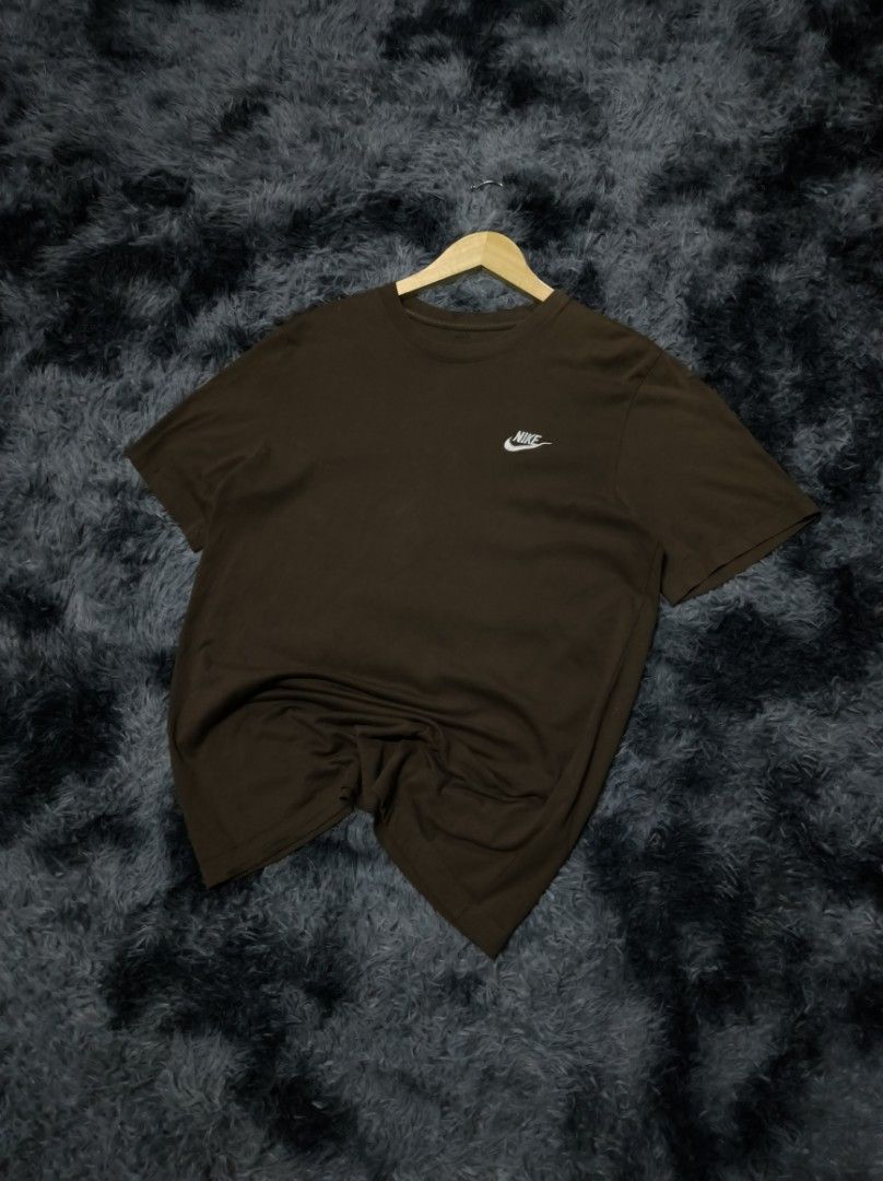 CHOCO BROWN NIKE TEE SHIRT (Category: Tshirts & Polo Shirts ) located in Taguig. Submitted by steeze_plug (Listing ID 1414808609, Image 2). Description: Good Condition! Complete tags (original piece) ✅ Rare colorway 🤎 9.7/10 color rate No fades / discolorations Solid neto! 🙌 Dimes: M 21 x 27 DM if you're interested! J&T or Lalamove delivery! 🛵.