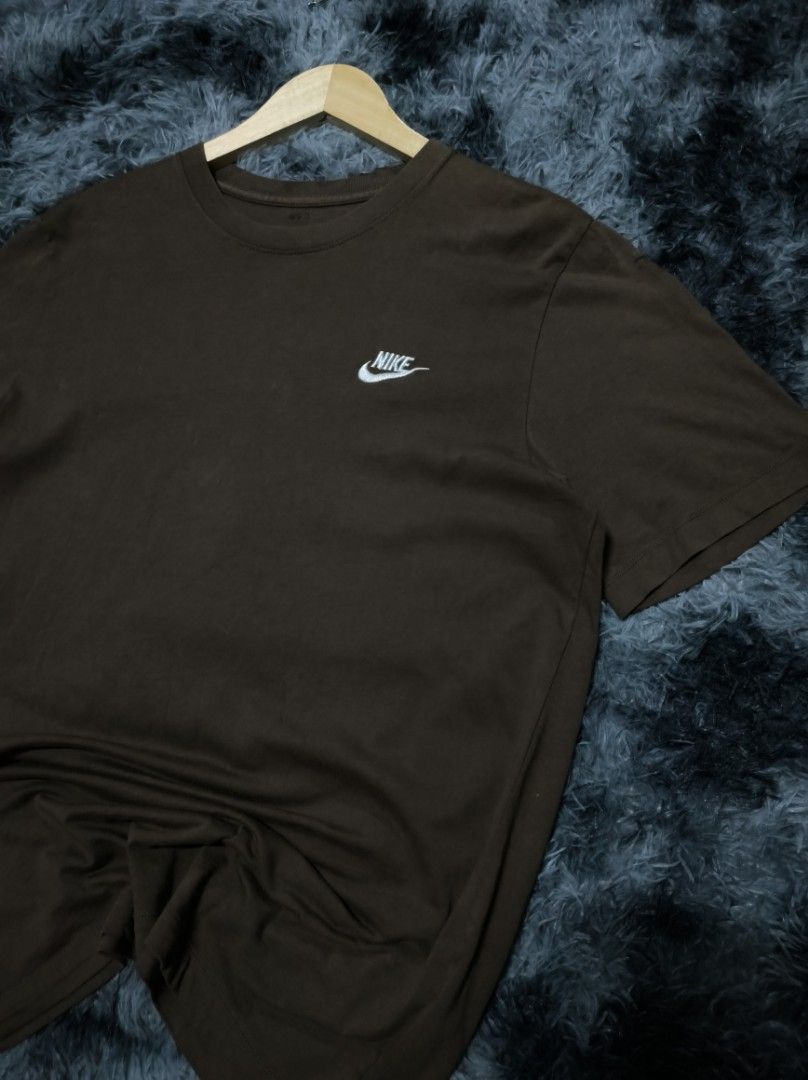 CHOCO BROWN NIKE TEE SHIRT (Category: Tshirts & Polo Shirts ) located in Taguig. Submitted by steeze_plug (Listing ID 1414808609, Image 3). Description: Good Condition! Complete tags (original piece) ✅ Rare colorway 🤎 9.7/10 color rate No fades / discolorations Solid neto! 🙌 Dimes: M 21 x 27 DM if you're interested! J&T or Lalamove delivery! 🛵.