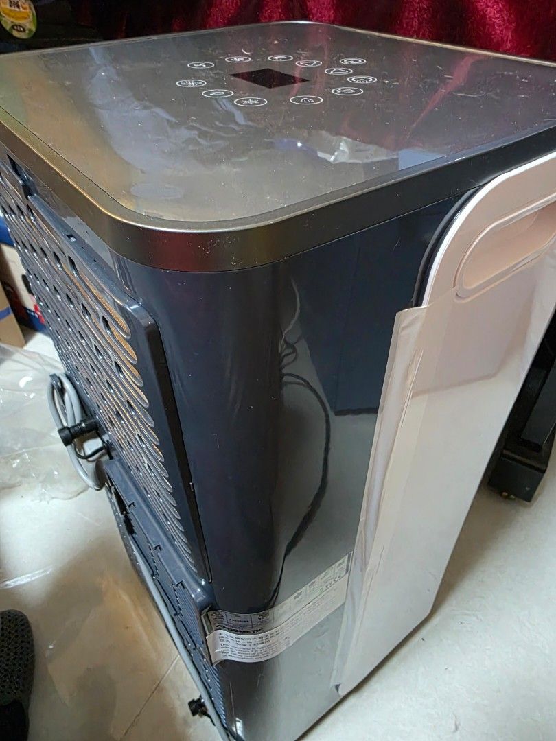 Dometic （分類：冷氣機及暖風機）位於 Hong Kong。 由 luckywinwinwin 提交（商品編號 1414808199，圖片 3）。簡介： Dometic 冷氣機，設計簡潔，外觀時尚。機身側面有Dometic品牌標誌。控制面板上有各種功能按鈕。機身背面有散熱格柵和電源線。 不帶搖控。