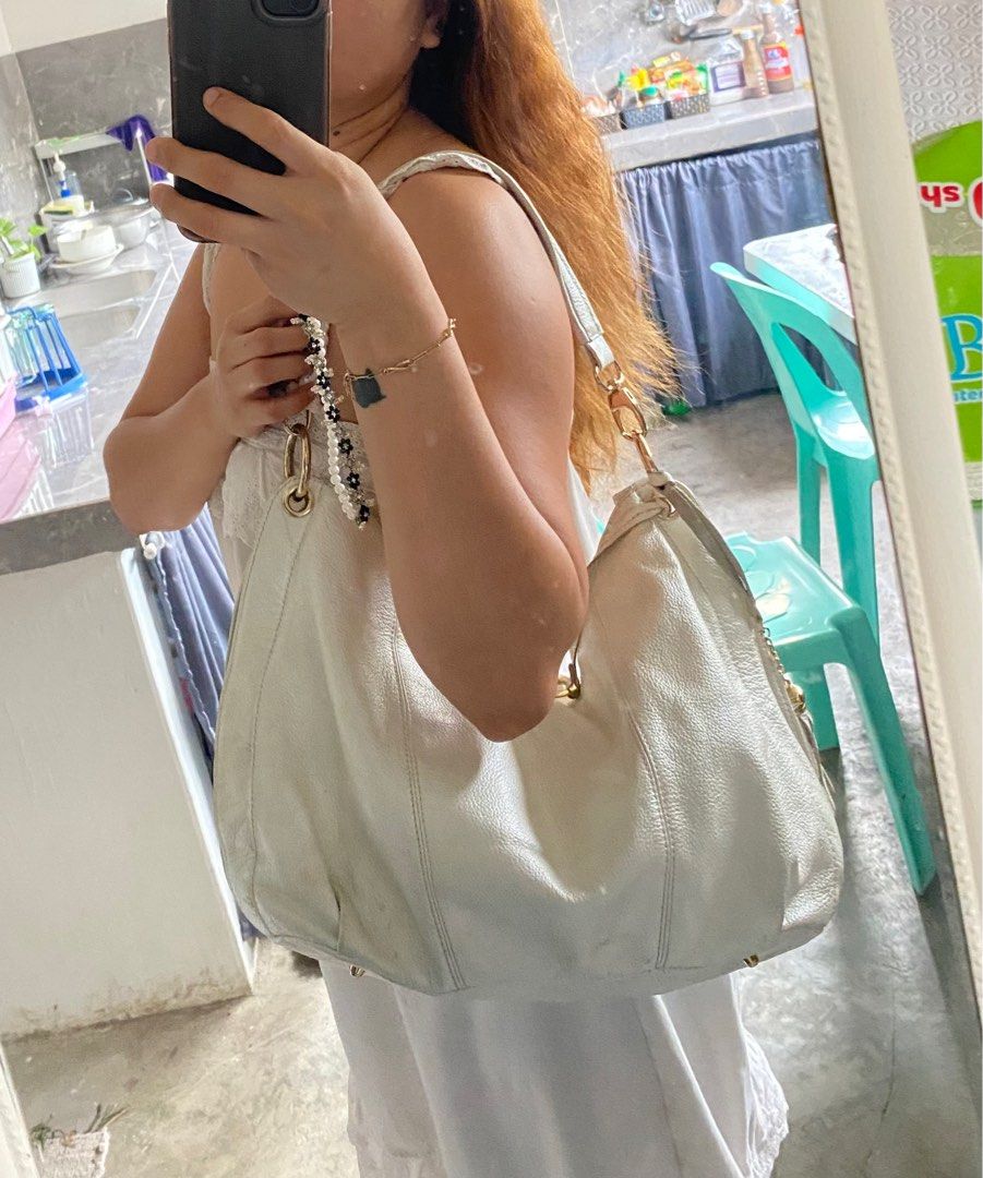 Elegance Paris White Shoulder Bag (Category: Luxury Bags & Wallets) located in Guimba. Submitted by jasy_ (Listing ID 1414696950, Image 1). Description: Ang ganda ng leather and pristine pa ang bag With minimal signs of use sa hardware What u see is what you get Jnt sf shoulder by buyer Gcash payt .
