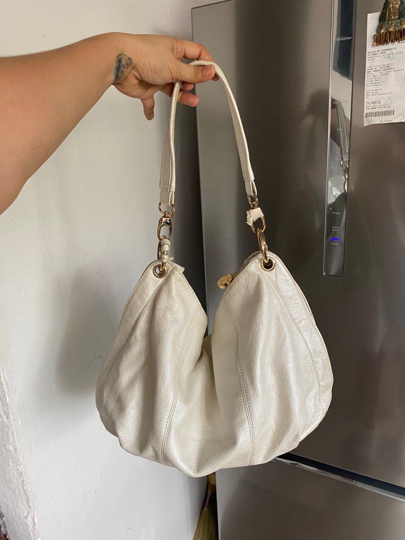 Elegance Paris White Shoulder Bag (Category: Luxury Bags & Wallets) located in Guimba. Submitted by jasy_ (Listing ID 1414696950, Image 2). Description: Ang ganda ng leather and pristine pa ang bag With minimal signs of use sa hardware What u see is what you get Jnt sf shoulder by buyer Gcash payt .