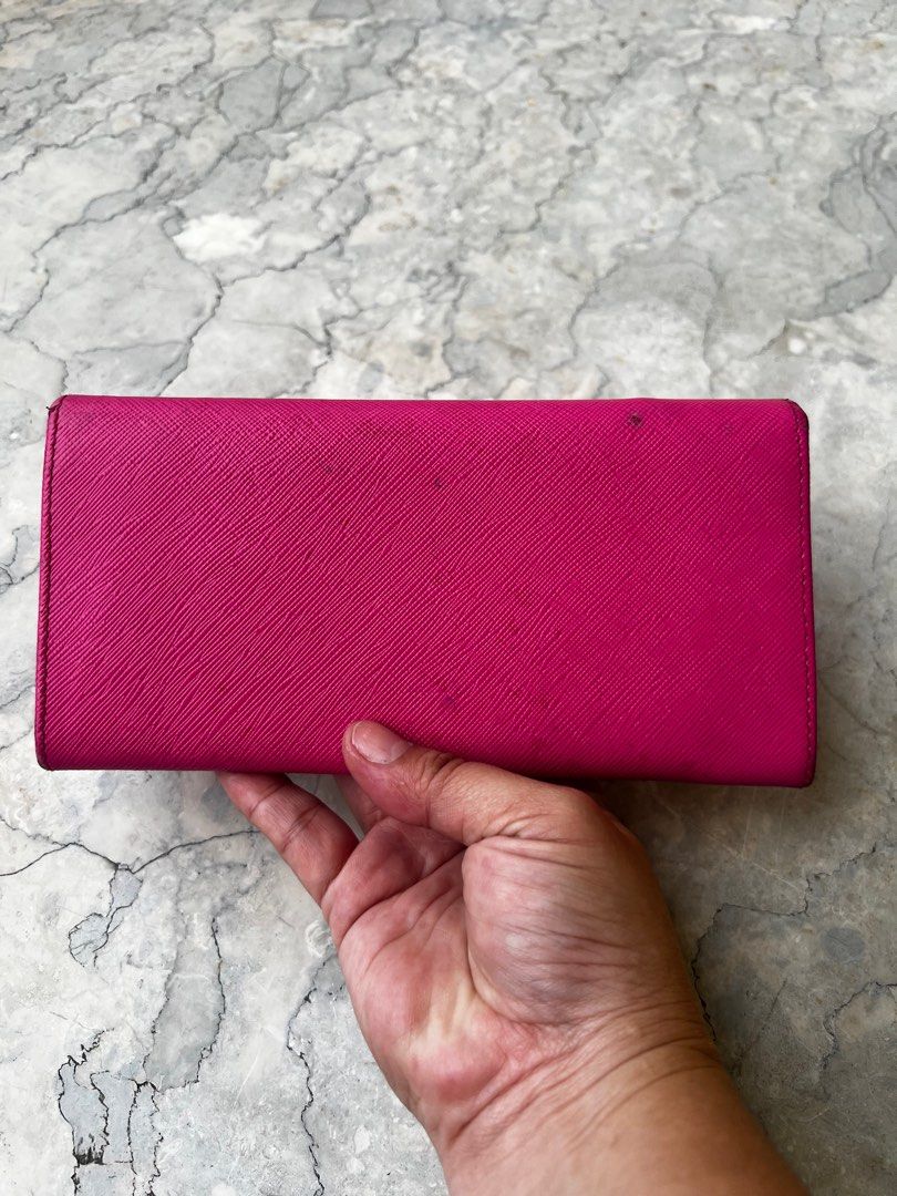 Ferragamo wallet (Category: Luxury Bags & Wallets) located in Valenzuela. Submitted by dianzskiyo (Listing ID 1414677386, Image 2). Description: Preloved Ferragamo wallet 📍 what you see is what you get 📍 Managed ur expectation - this is preloved 📍 Slightly negotiable 📍 All details were already posted (pls check photos para iwas sa redundant na tanong 😉) 📍 Color may vary due to lighting 💡 📍 + SF 📍Last pic for refence only ctto 📣 PLS MAKE
