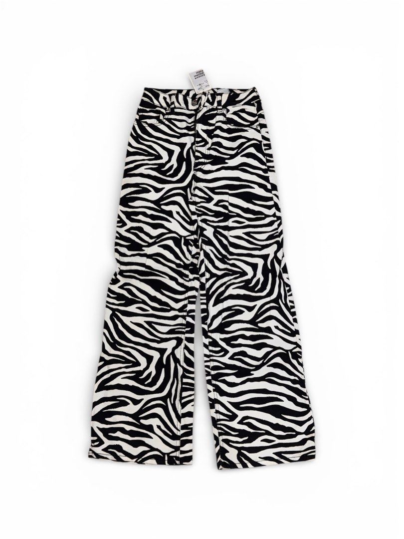 Y2K H&M Divided Zebra Print Jeans (Category: Jeans) located in Banga. Submitted by seyann (Listing ID 1414820678, Image 1). Description: ₱300 Original price: PHP 549 Size: EUR 36 H&M Divided zebra print jeans wide-leg style. Never been used but has stain on the back, see last picture. Color may vary due to lighting. Seller’s Location: Manila MOD: (a.) J&T - Pick Up/Drop Off (b.) Lalamove - Same Day Delivery MOP: GCash - Payment First.