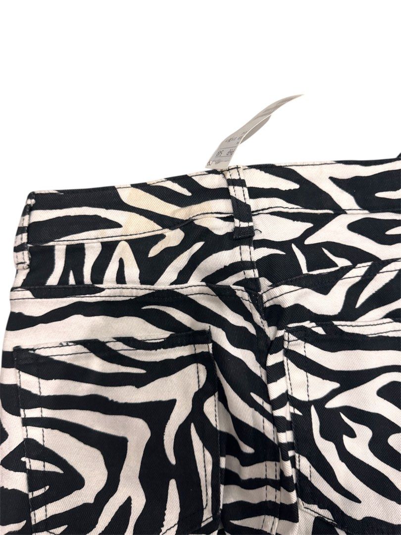 Y2K H&M Divided Zebra Print Jeans (Category: Jeans) located in Banga. Submitted by seyann (Listing ID 1414820678, Image 3). Description: ₱300 Original price: PHP 549 Size: EUR 36 H&M Divided zebra print jeans wide-leg style. Never been used but has stain on the back, see last picture. Color may vary due to lighting. Seller’s Location: Manila MOD: (a.) J&T - Pick Up/Drop Off (b.) Lalamove - Same Day Delivery MOP: GCash - Payment First.