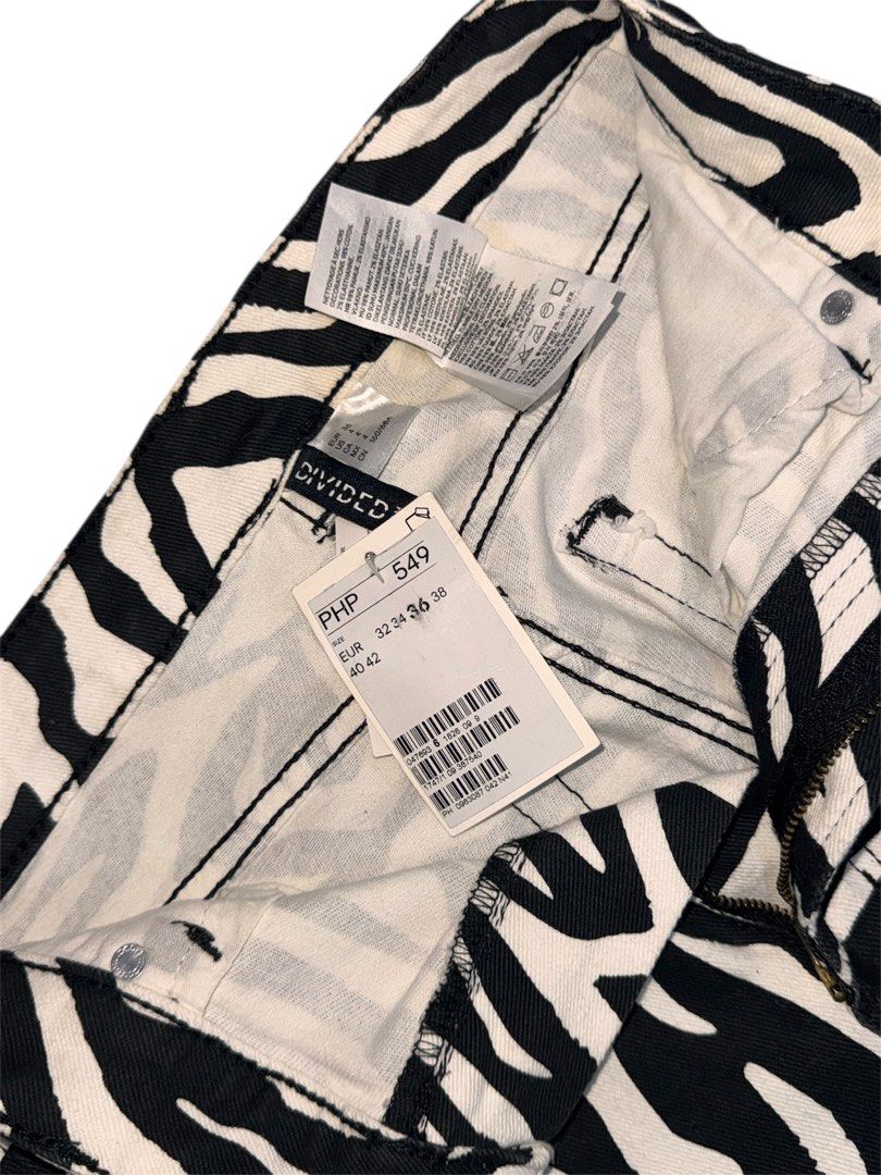 Y2K H&M Divided Zebra Print Jeans (Category: Jeans) located in Banga. Submitted by seyann (Listing ID 1414820678, Image 2). Description: ₱300 Original price: PHP 549 Size: EUR 36 H&M Divided zebra print jeans wide-leg style. Never been used but has stain on the back, see last picture. Color may vary due to lighting. Seller’s Location: Manila MOD: (a.) J&T - Pick Up/Drop Off (b.) Lalamove - Same Day Delivery MOP: GCash - Payment First.