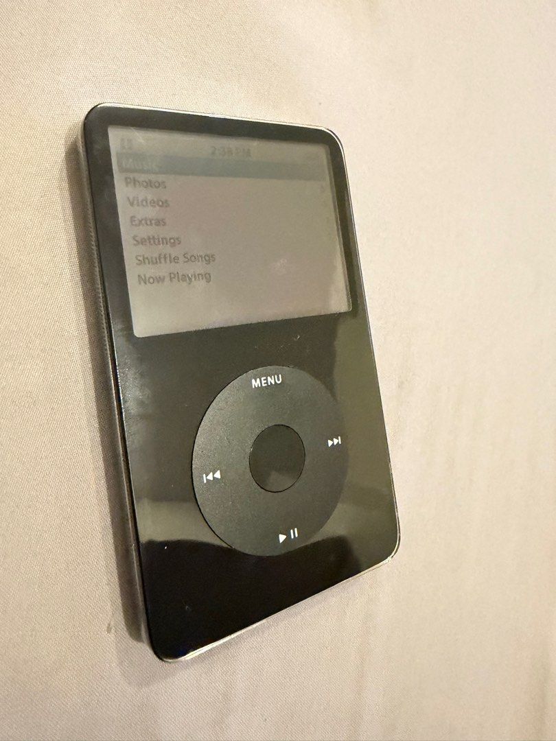 Ipod Classic 5th Generation (Category: Portable Audio Accessories) located in Mandaluyong City. Submitted by wayby (Listing ID 1414694610, Image 3). Description: Comes with case, charger and headset 128gb storage.