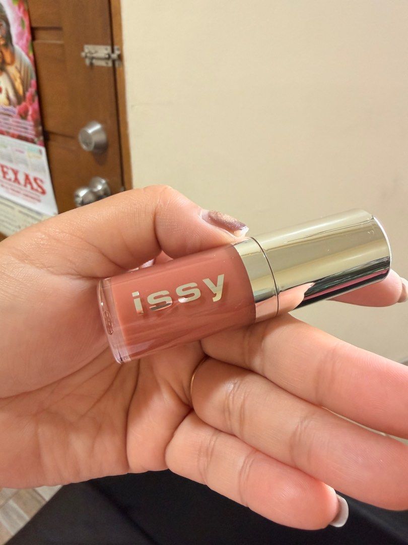 Issy Hydragloss Lipstick (Category: Makeup) located in Manila. Submitted by authenticprelovedmnls (Listing ID 1414633149, Image 3). Description: Just opened & test Rfs - not my type of lipstick.