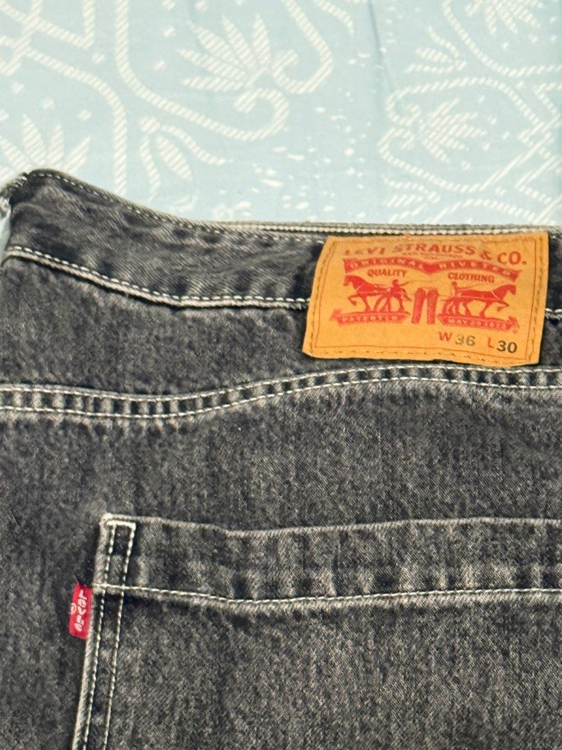 Levi's Carpenter Jeans W36 L30 (Category: Jeans) located in Quezon City. Submitted by raffycon (Listing ID 1414713684, Image 3). Description: - Levi's carpenter jeans - Dark grey wash - Size: W36 L30 - Straight leg fit - Classic five-pocket design - Carpenter pocket detail - Levi's red tab on back pocket.