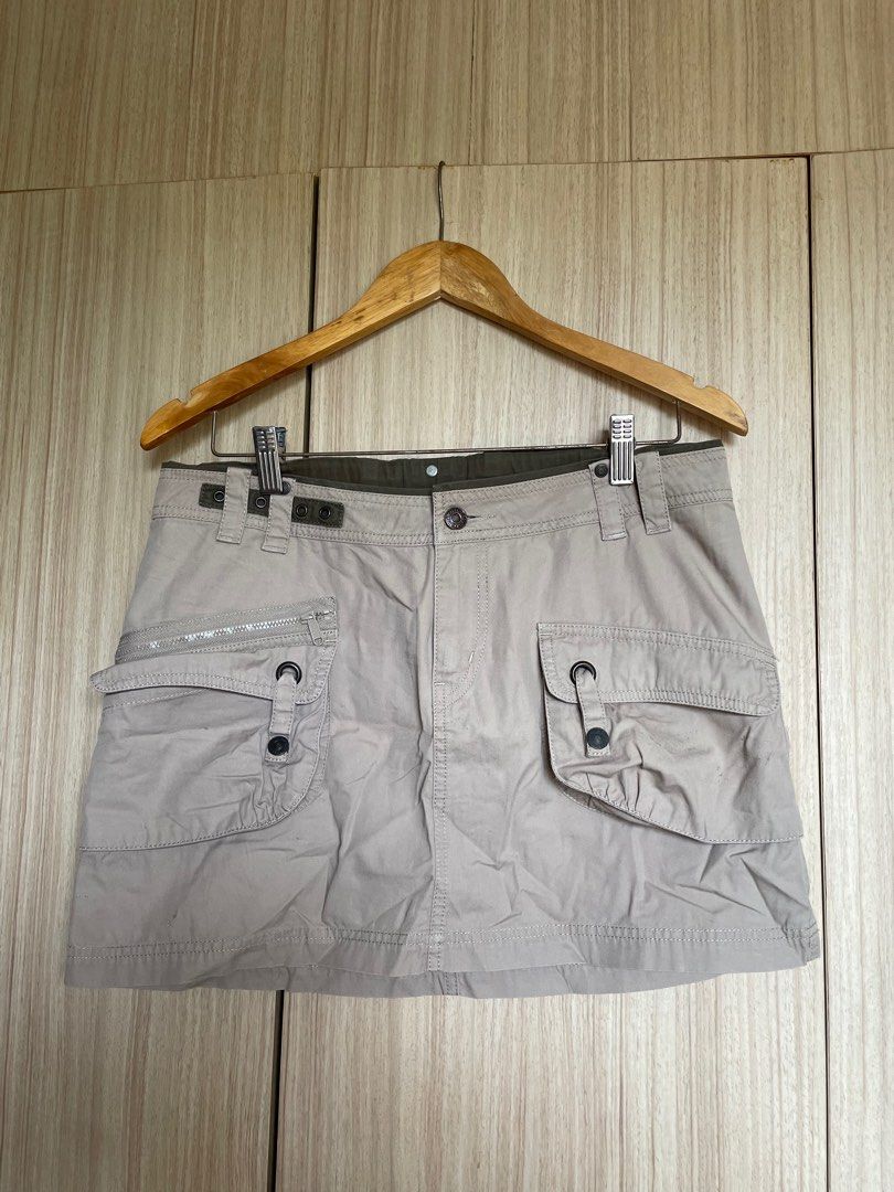 Levis Y2k Utility Skirt in W28 (Category: Skirts) located in Cabuyao City. Submitted by ajaip (Listing ID 1414682508, Image 1). Description: W28.