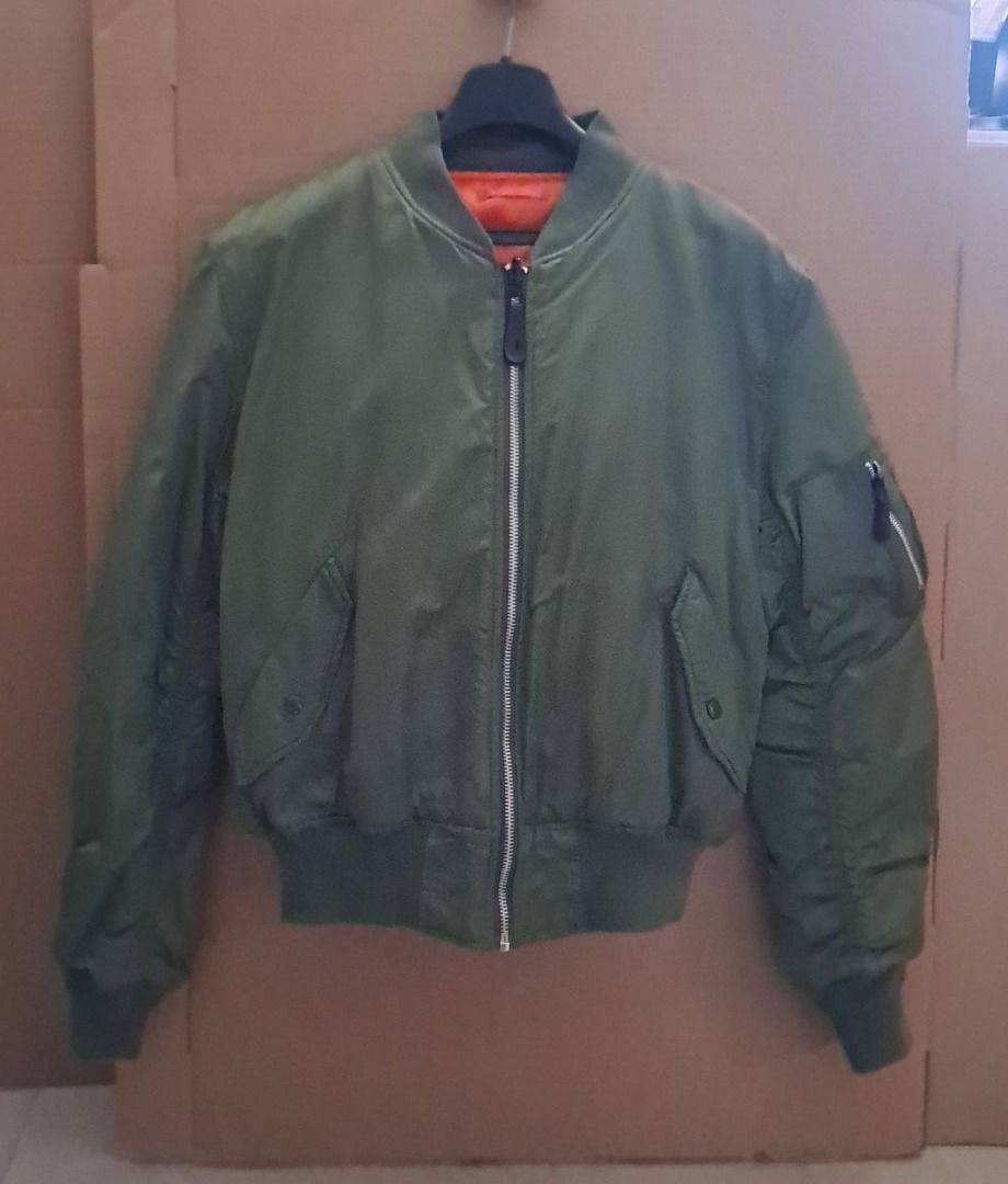 MA1軍褸外套 Knox Armory MA-1 （分類：外套及戶外衣服）位於 Hong Kong。 由 bb_gtou 提交（商品編號 1414700453，圖片 1）。簡介： MA1軍褸外套 Knox Armory MA-1 胸濶 63cm 肩濶 51cm 後中長 63cm 袖長 71cm 腳濶 41cm 粉嶺交收。