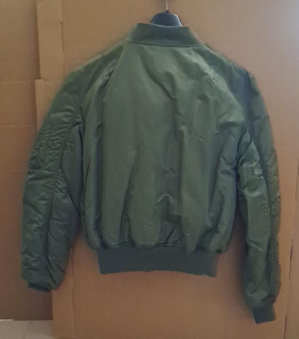 MA1軍褸外套 Knox Armory MA-1 （分類：外套及戶外衣服）位於 Hong Kong。 由 bb_gtou 提交（商品編號 1414700453，圖片 2）。簡介： MA1軍褸外套 Knox Armory MA-1 胸濶 63cm 肩濶 51cm 後中長 63cm 袖長 71cm 腳濶 41cm 粉嶺交收。